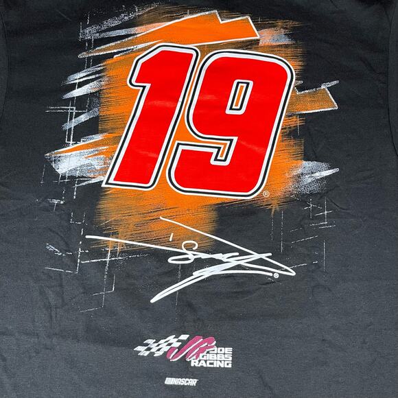 Daniel Suarez Joe Gibbs Racing Team Collection ARRIS T-Shirt Black Sz L NWT - Picture 5 of 6